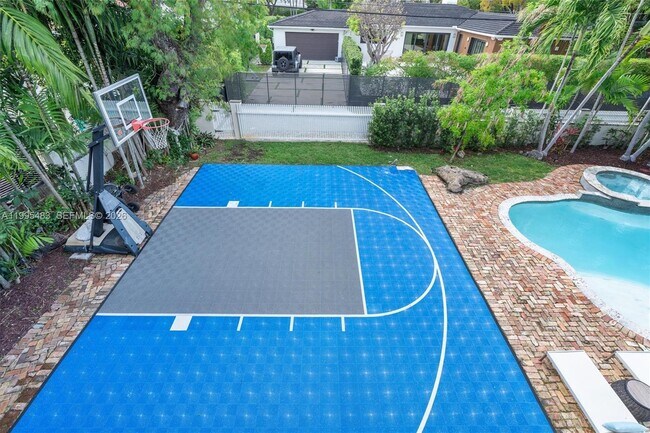 Building Photo - 9636 NE 5th Avenue Rd