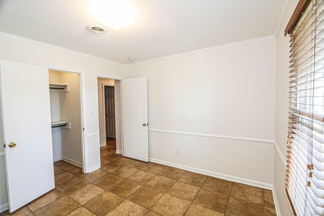 Building Photo - 3932 Creekwood Ln