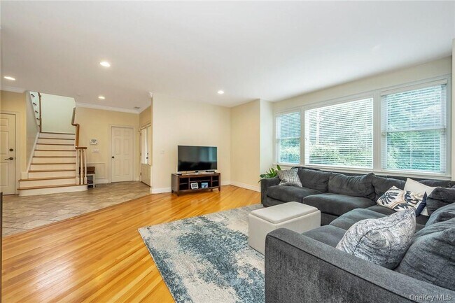 Building Photo - 696 Ridgeway