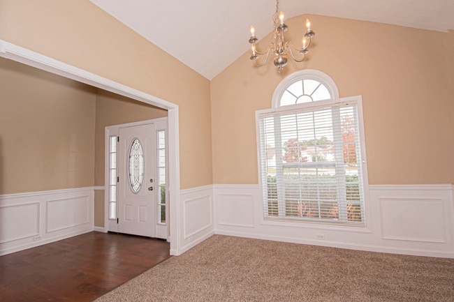 Building Photo - Beautiful 3 Bed, 2 Bath In Well Maintaine Community