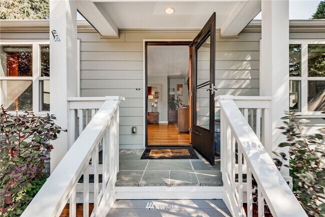 Building Photo - Beautiful Craftsman House with Large Yard and Detached Garage!