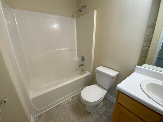 Building Photo - LEASING FOR AUGUST 2026! FENCED IN YARD!!