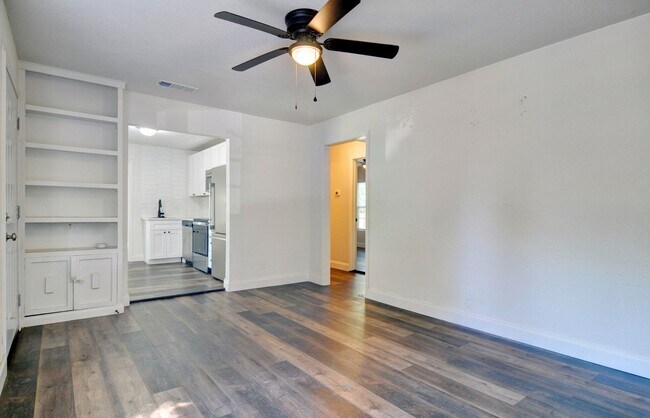 Building Photo - 3 bed 2 bath