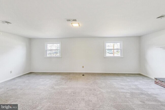 Building Photo - 1208 Pinewood Dr