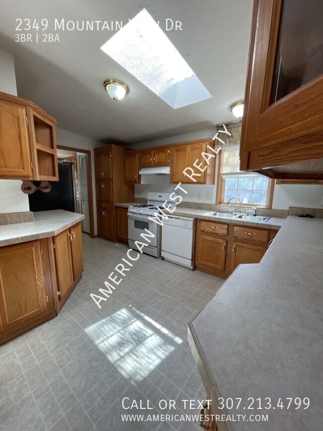 Building Photo - 2349 Mountain View Dr