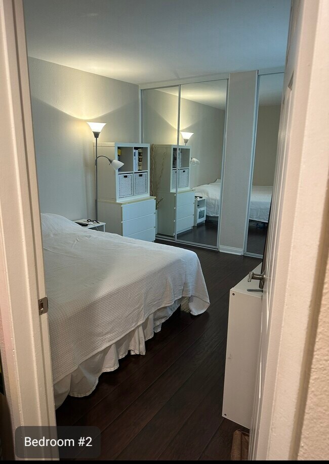 Building Photo - 5565 Canoga Ave