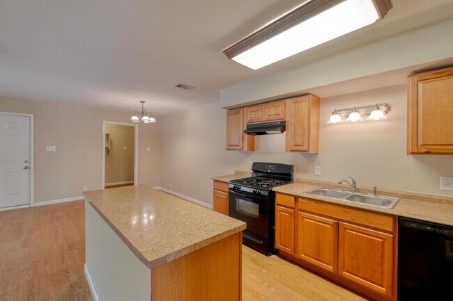 Building Photo - 2700 Catalina Dr