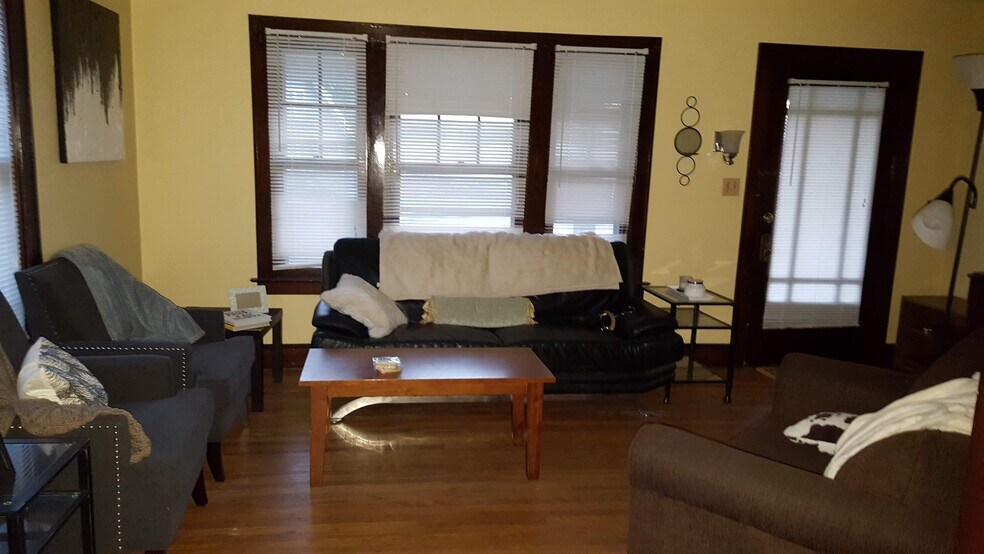 LIving room - 1221 Packard St