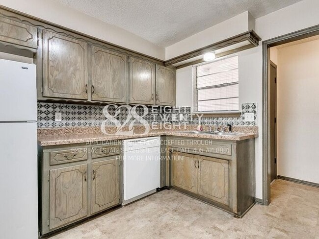 Building Photo - Midwest City 3 Bed/2 Bath House with Attached Two-Car Garage!