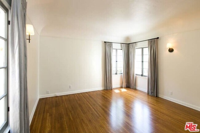 Building Photo - 1136 S Hayworth Ave