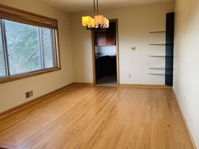 Building Photo - SW PDX Spacious Mid-Century Home Located i...