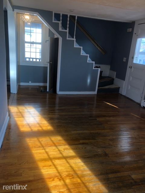Building Photo - 4 br, 1 bath House - 249 Pleasant St