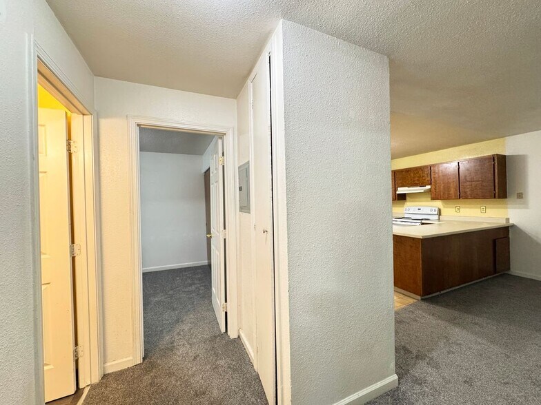 Building Photo - 2148 Primrose Dr