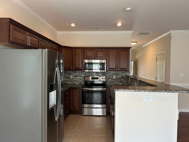 Building Photo - Immaculate beautiful 3-bedroom, 2.5-bath t...