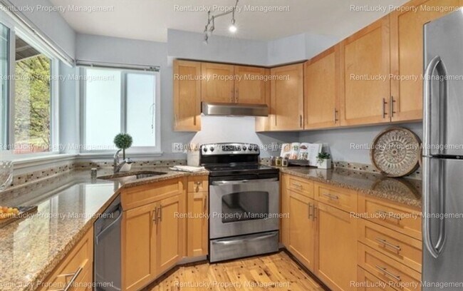 Building Photo - Spacious Cambria Hills Condo – Vaulted Cei...