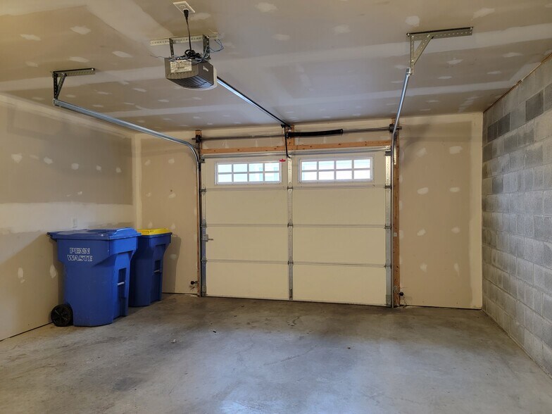 Building Photo - 647 Winding Ln