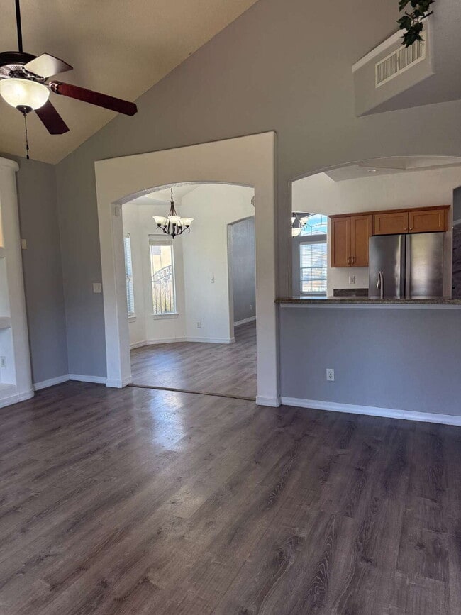 Building Photo - "Charming 3-Bedroom Retreat with 2 Full Ba...