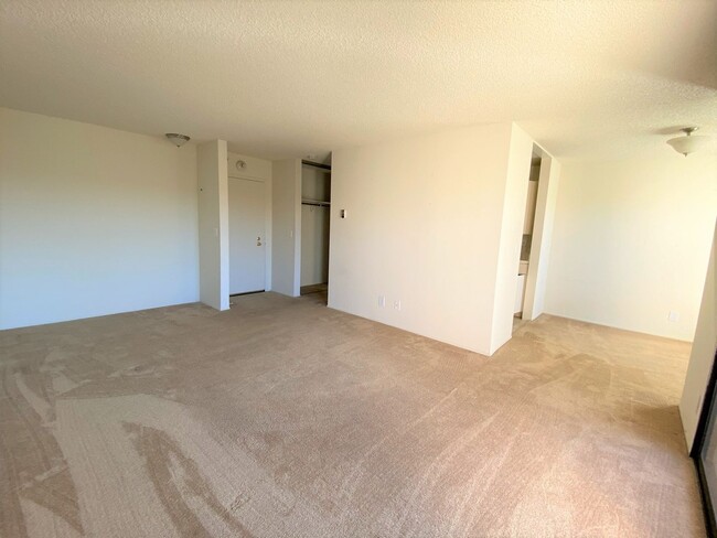 Building Photo - One Bedroom Condo Available in Watergate Community/Emeryville!