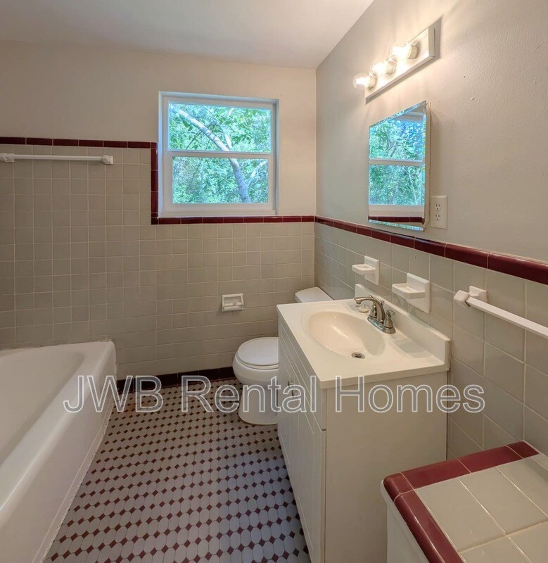 Building Photo - 3702 Colebrooke Dr