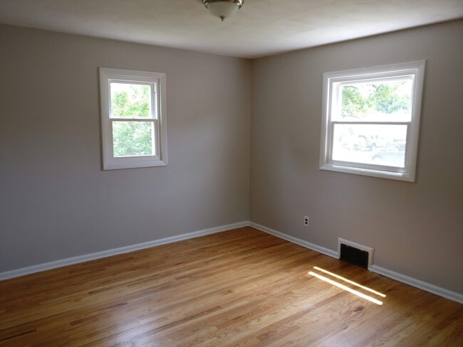 Building Photo - 4-Bedroom Home for Rent Summer 2026