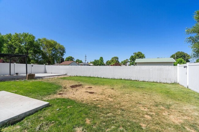 Building Photo - 1819 N Center Ln