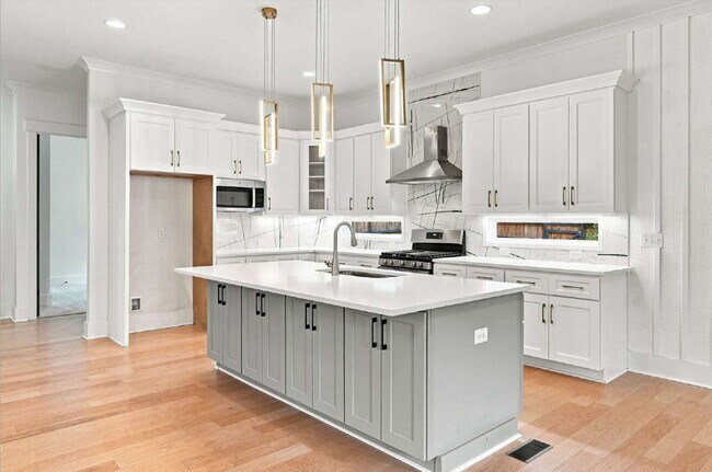 Building Photo - Luxurious Craftsman-style Home in Wake Forest