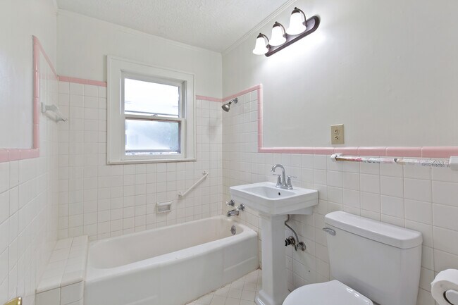 Building Photo - 1304 S Oswego Ave