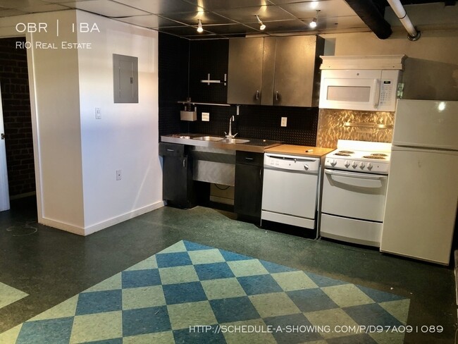 Building Photo - Amazing Garden Level Studio Unit in Uptown!!