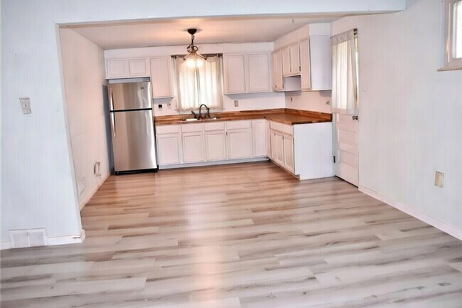 Building Photo - 318 Rockfield Rd