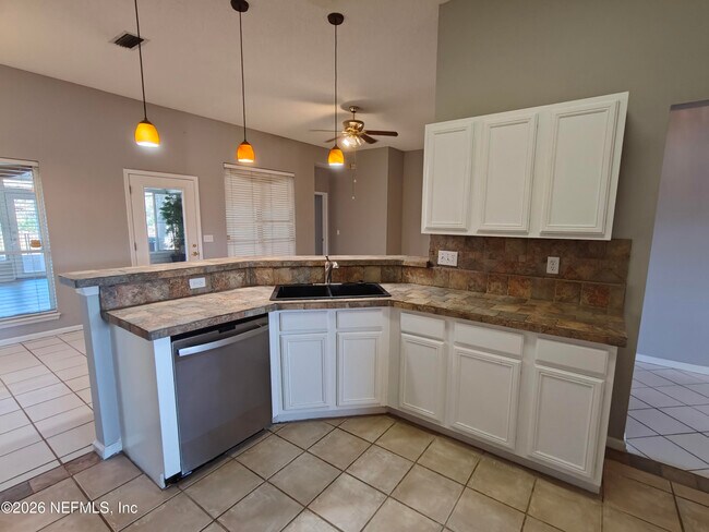 Building Photo - 1563 Lakeway Dr