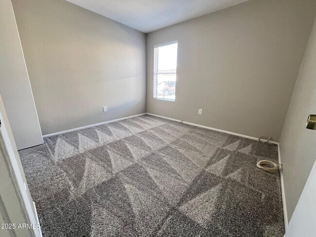 Building Photo - 1927 E Hampton Ave