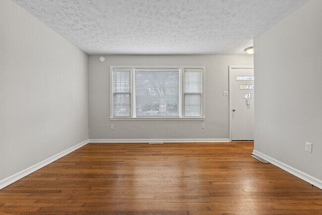 Building Photo - 702 Della Dr