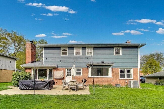 Building Photo - 511 S Dwyer Ave