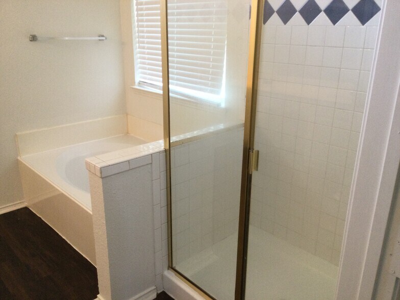 Building Photo - 300 Trailwood Dr