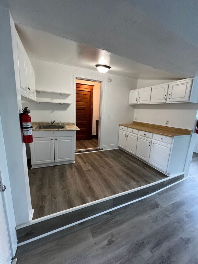 Building Photo - 3 Bed 1 Bath Single Family House 13 Essex St.