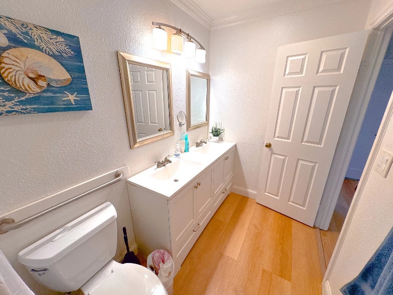 Building Photo - 1532 Cypress Ave