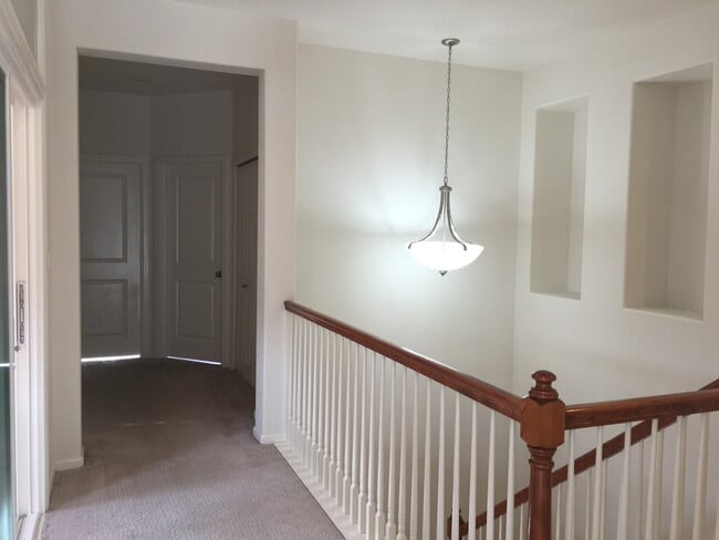 Building Photo - "Spacious 3-Bed, 3-Bath Townhouse with Gra...