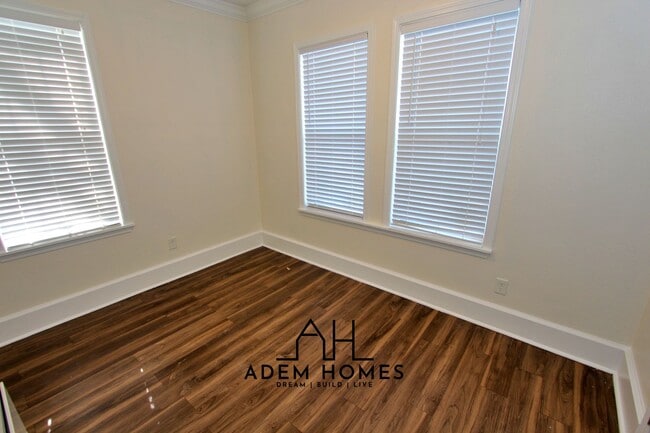 Building Photo - Beautiful Brick Home Minutes from Midtown, Crosstown, Rhodes College!!