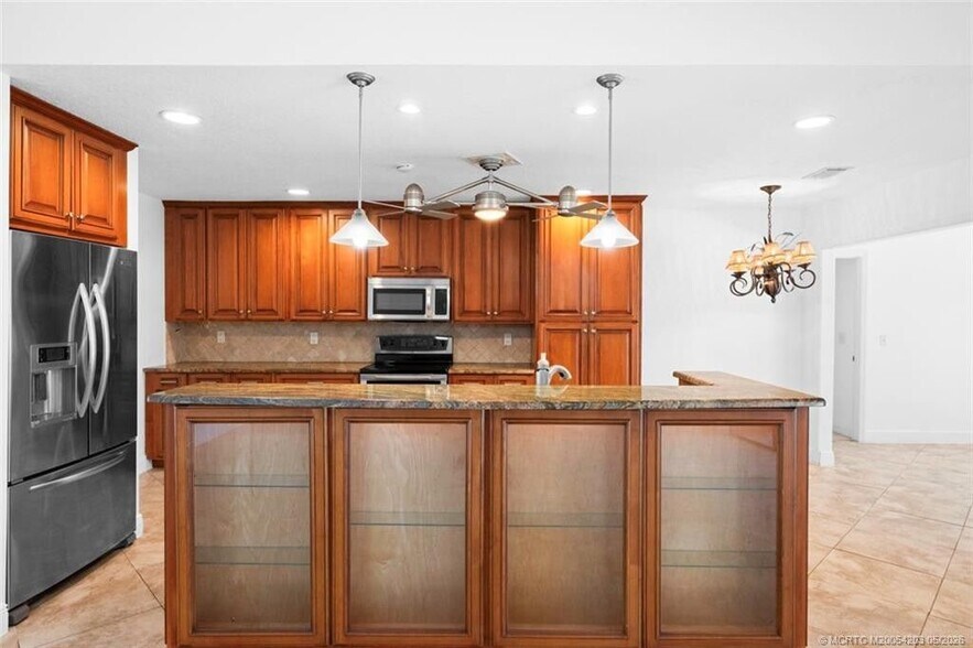 Building Photo - 3074 NE Loquat Ln