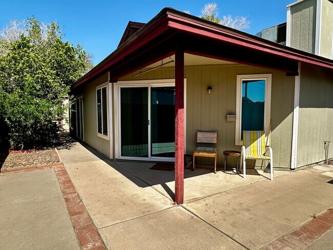 Building Photo - UPDATED 3 BEDROOM 2 BATHROOM CONVENIENTLY ...