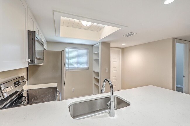 Building Photo - 2162 Bees Ferry Rd