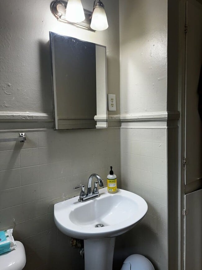 Building Photo - 2 BEDROOM 1 BATH NEAR WKU