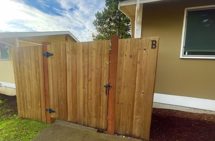 Building Photo - 6008 S Mason Ave