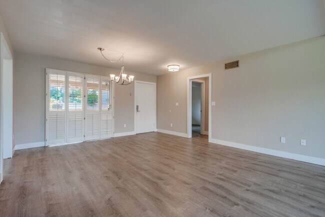 Building Photo - Gorgeous Upper Unit Condo in Fairway Knoll...