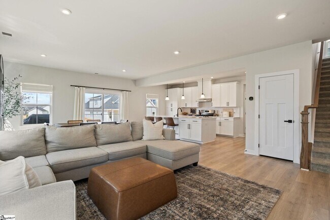Building Photo - 680 Lady Fern Dr