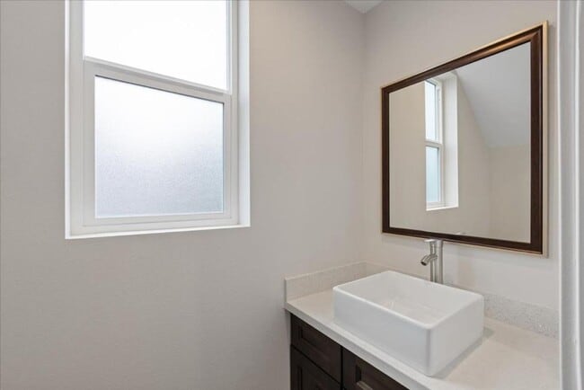 Building Photo - Modern Comfort Meets Urban Convenience – B...