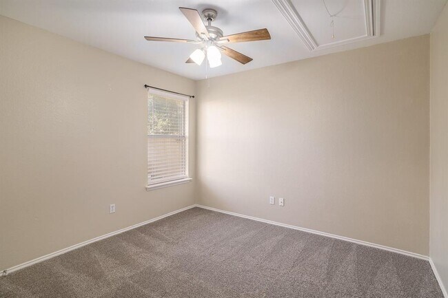 Building Photo - 1019 Leeds Castle Walk