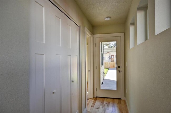 Building Photo - Newer Town home close to everything!