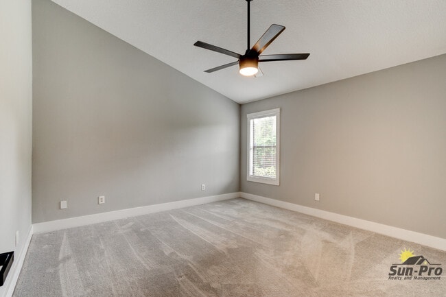 Building Photo - 700 Pine Shores Cir