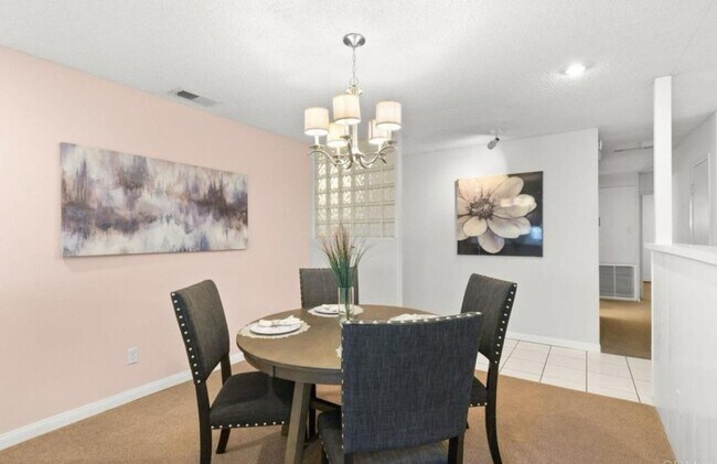Building Photo - 3 bedroom, 3 bath home in the heart of San...